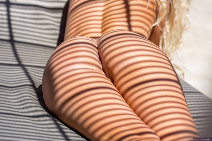 Голая блондинка нежиться в лучах солнца Голая блондинка нежиться в лучах солнца