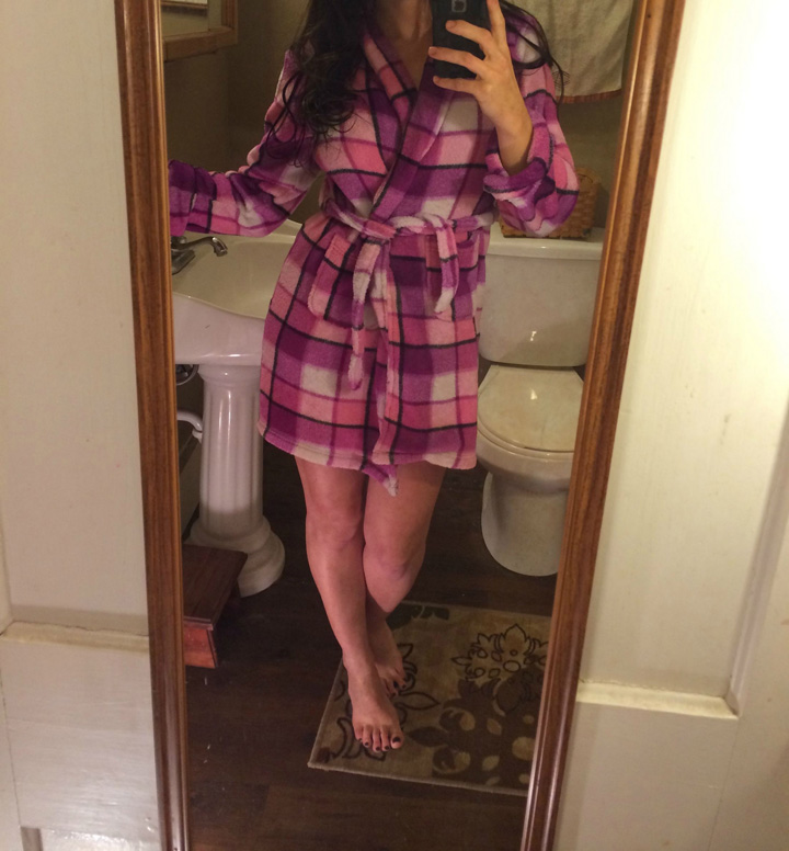 Селфи голой милашки на камеру смартфона