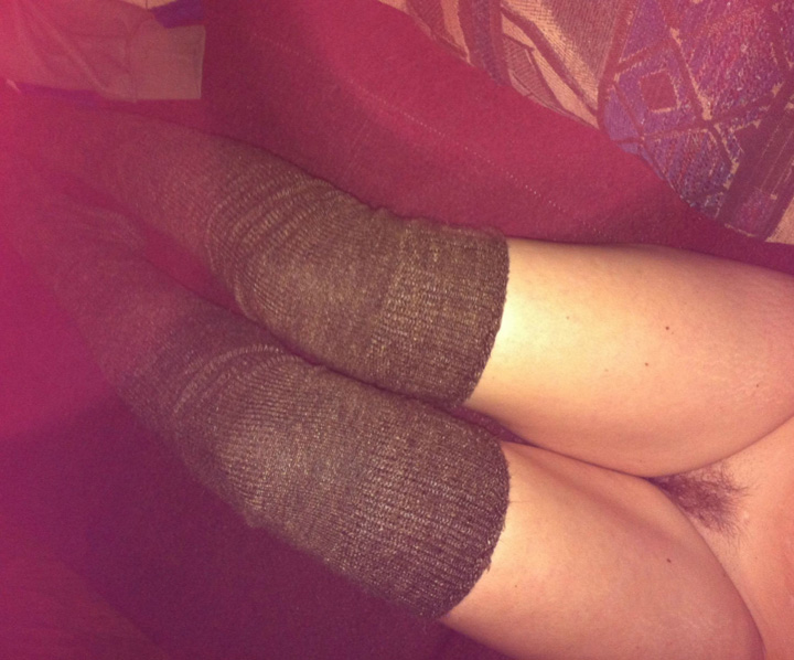 Селфи голой милашки на камеру смартфона