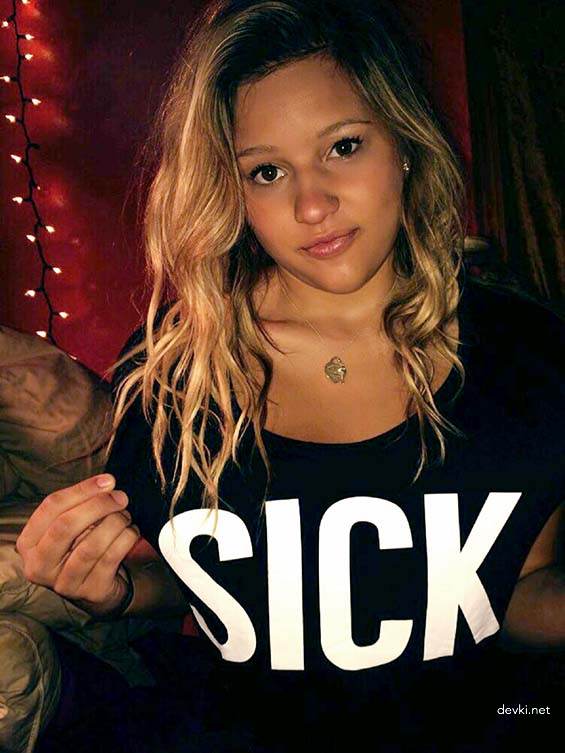 Милашка показывает фото большой груди